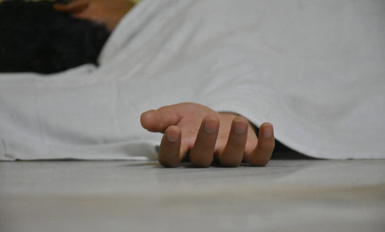 दहेज प्रताड़ना के कारण महिलाओं की आत्महत्या पर पुलिस छानबीन करती हुई।