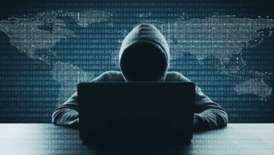 डिजिटल स्क्रीन में सोशल मीडिया और एन्क्रिप्टेड चैट ऐप्स पर आतंकी गतिविधियों का चित्रात्मक प्रतिनिधित्व