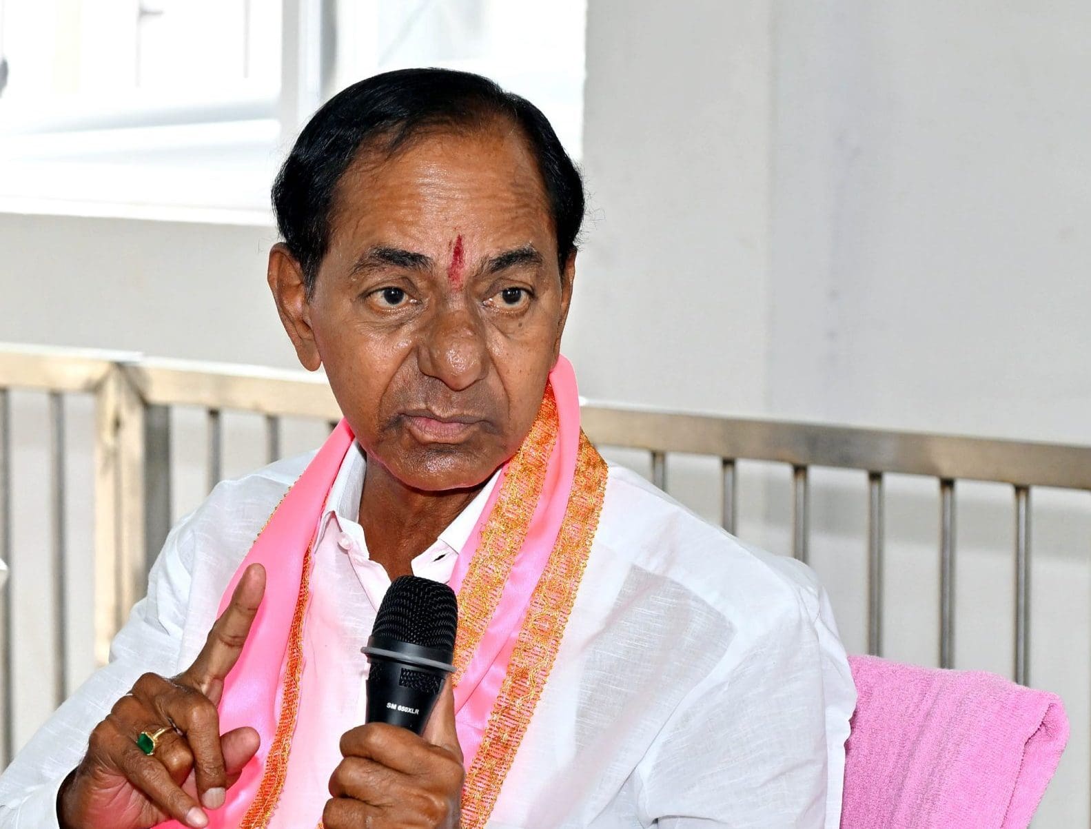 केसीआर को विधानसभा में भाग लेने के लिए आदेश देने की याचिका