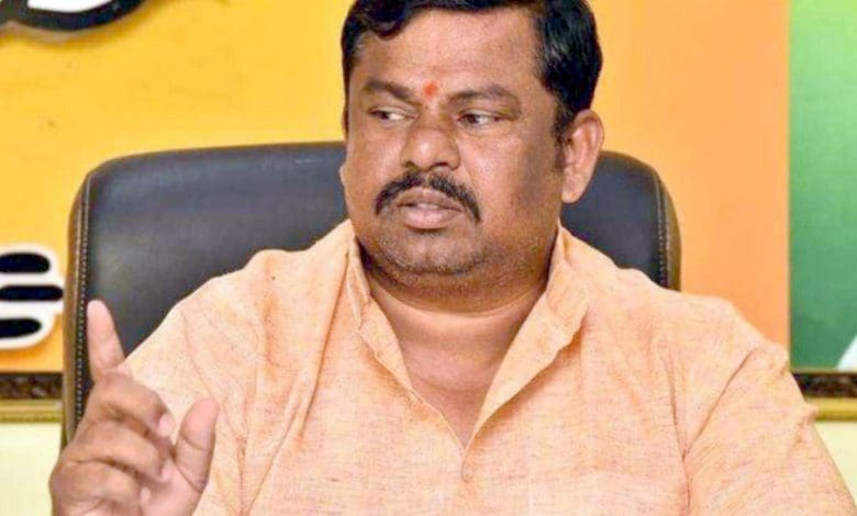 विधायक राजा सिंह एसआईटी गठन की माँग करते हुए।