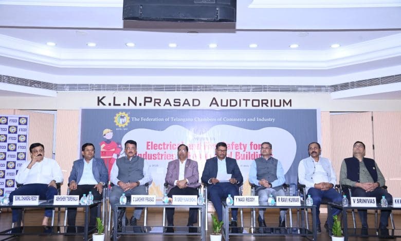 तेलंगाना में विद्युत और अग्नि सुरक्षा पर एफटीसीसीआई द्वारा आयोजित जागरूकता कार्यक्रम, जिसमें विशेषज्ञों ने सुरक्षा उपायों पर चर्चा की।