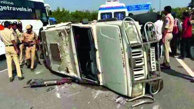 साइबराबाद पुलिस की पेट्रोलिंग कार पलटी, 4 पुलिसकर्मी घायल