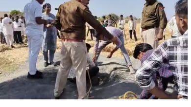 बचाव कार्य में जुटे अधिकारी।