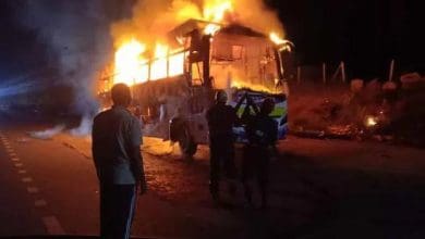 इस लेख में बताया गया है कि महबूबनगर में बेंगलुरू से हैदराबाद की बस में टायर फटने से आग लग गई।