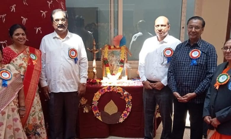 कॉम फिएस्टा-2025 उत्सव का आयोजन, जिसमें छात्राएं विभिन्न प्रतियोगिताओं में उत्साहपूर्वक भाग ले रही हैं।