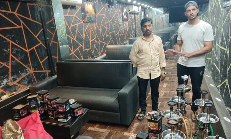 दक्षिण-पूर्वी जोन टास्क फोर्स पुलिस ने चंद्रायनगुट्टा स्थित हुक्का सेंटर पर छापा मारा और संचालक खालेद बहमेद और इमरान पाशा को गिरफ्तार किया।