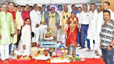 महाशिवरात्रि पर रुद्राभिषेक आयोजन में भाग लेते भक्त।