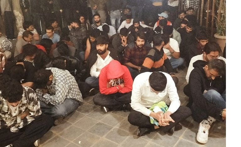जयपुर में ऑपरेशन नॉक आउट के दौरान पकड़े गए 150 युवाओं का दृश्य।