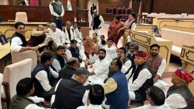 राजस्थान विधानसभा में हंगामे के बाद निलंबित कांग्रेस विधायकों का प्रदर्शन।