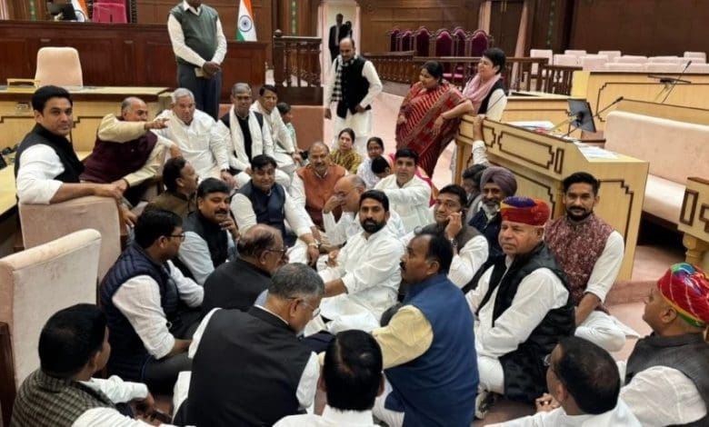 राजस्थान विधानसभा में हंगामे के बाद निलंबित कांग्रेस विधायकों का प्रदर्शन।