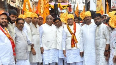 भाग्यनगर में निकली श्री श्याम रथ शोभायात्रा का भव्य दृश्य, भक्तगण भजन-कीर्तन करते हुए उत्सव मनाते हुए।