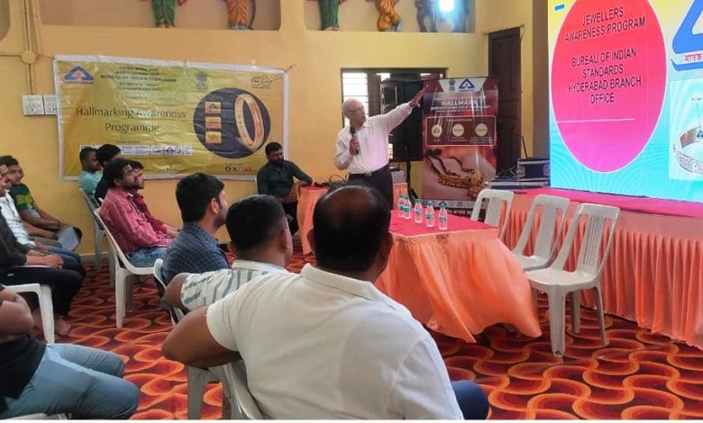 हैदराबाद में बीआईएस द्वारा आयोजित हॉलमार्किंग जागरूकता कार्यक्रम में भाग लेते ज्वेलर्स और कारीगर।