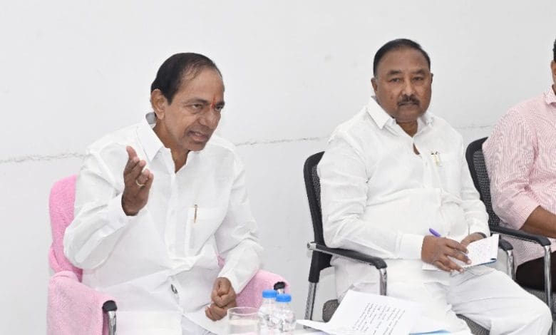 बीआरएस प्रमुख केसीआर वरंगल में पार्टी की विशाल जनसभा की घोषणा करते हुए