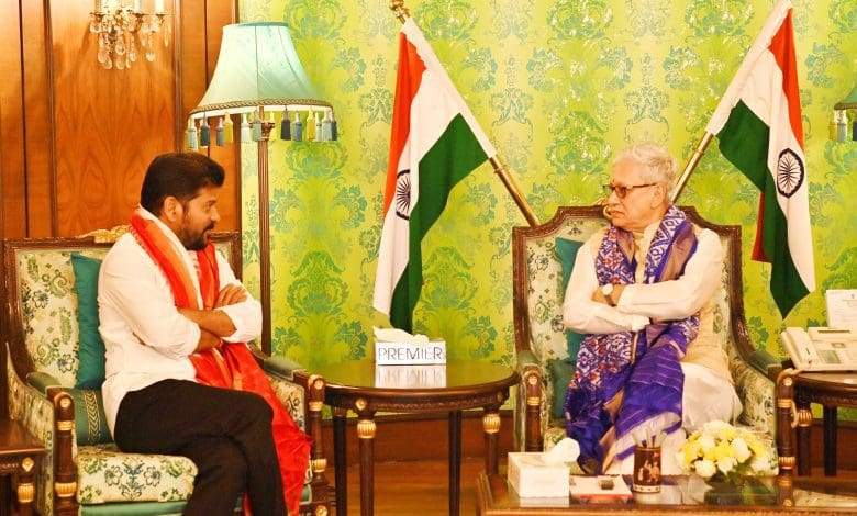 मुख्यमंत्री रेवंत रेड्डी राज्यपाल जिष्णुदेव वर्मा के साथ