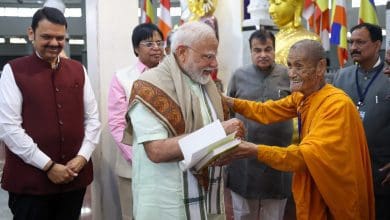 प्रधानमंत्री मोदी ने नागपुर दीक्षाभूमि पर डॉ. आंबेडकर को श्रद्धांजलि दी और उनके विचारों के प्रति अपनी प्रतिबद्धता जताई।