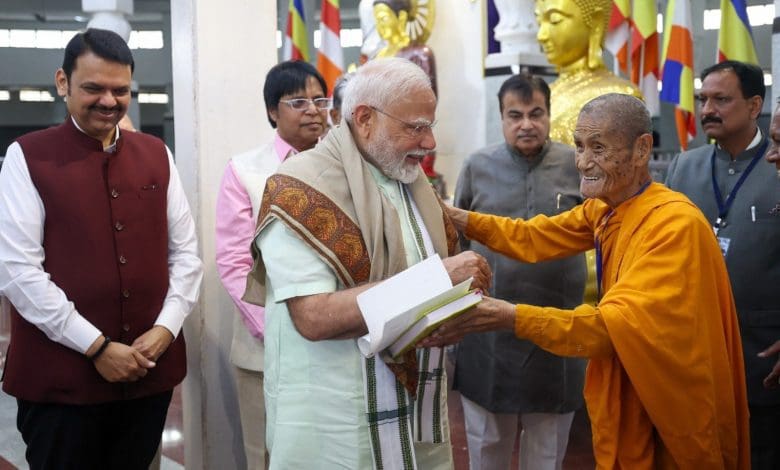 प्रधानमंत्री मोदी ने नागपुर दीक्षाभूमि पर डॉ. आंबेडकर को श्रद्धांजलि दी और उनके विचारों के प्रति अपनी प्रतिबद्धता जताई।