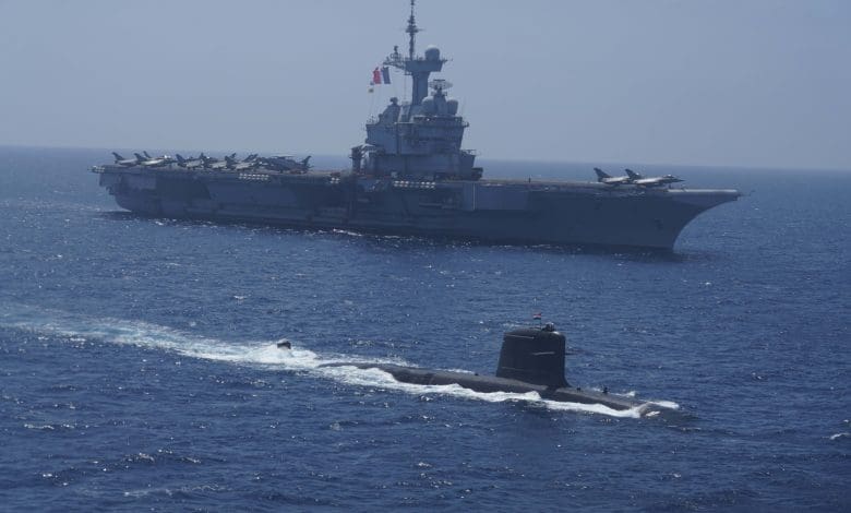 भारतीय और फ्रांसीसी नौसेनाओं के जहाज समुद्री अभ्यास वरुण 2025 में संयुक्त युद्धाभ्यास करते हुए।