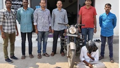 गांजा सप्लाई के आरोप में गिरफ्तार इंजीनियरिंग छात्र, पुलिस द्वारा जब्त सामान।