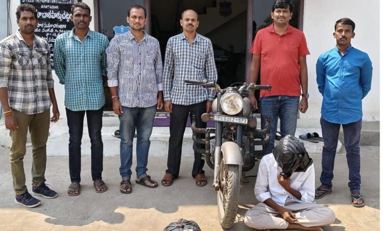 गांजा सप्लाई के आरोप में गिरफ्तार इंजीनियरिंग छात्र, पुलिस द्वारा जब्त सामान।