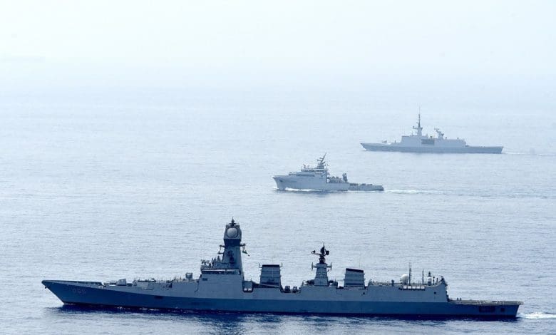 भारत और फ्रांस की नौसेनाएं 'वरुण 2025' अभ्यास में संयुक्त रूप से भाग लेते हुए