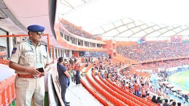 पुलिस आयुक्त जी. सुधीर बाबू आईपीएल मैच के दौरान उप्पल स्टेडियम में सुरक्षा व्यवस्था की समीक्षा करते हुए।