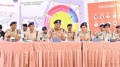 उप्पल स्टेडियम में आईपीएल मैच के दौरान सुरक्षा व्यवस्था की समीक्षा करते पुलिस अधिकारी।