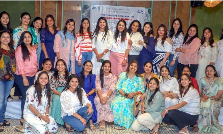 जेसीआई बंजारा महिला सशक्तिकरण सभा के कार्यक्रम में भाग लेती महिलाएं।