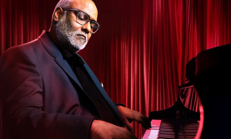 एम एम कीरवानी 83 कलाकारों संग हैदराबाद में लाइव कॉन्सर्ट करते हुए।