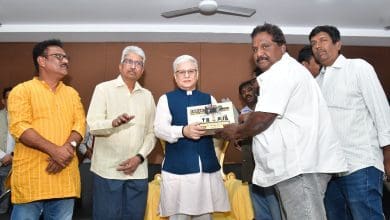 तेलंगाना में फोटो पत्रकारों को राज्यपाल द्वारा सम्मानित करते हुए।