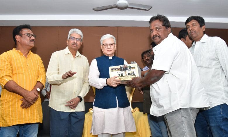 तेलंगाना में फोटो पत्रकारों को राज्यपाल द्वारा सम्मानित करते हुए।