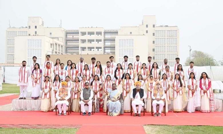 राष्ट्रपति द्रौपदी मुर्मु पंजाब केंद्रीय विश्वविद्यालय में दीक्षांत समारोह को संबोधित करते हुए।