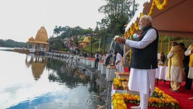 प्रधानमंत्री नरेंद्र मोदी मॉरीशस के गंगा तालाब में पूजा और जल अर्पण करते हुए।