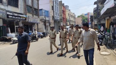 श्रीराम नवमी शोभायात्रा के मार्ग का निरीक्षण करते पुलिस अधिकारी।