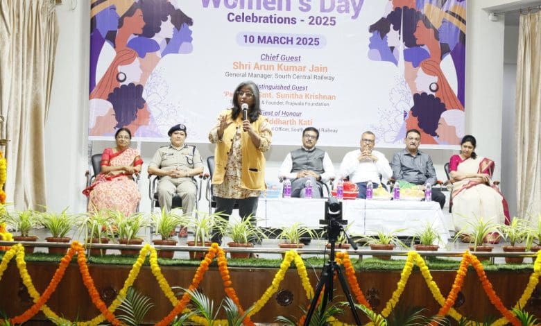 दक्षिण मध्य रेलवे महिला दिवस समारोह में सम्मानित महिलाएं और मुख्य अतिथि