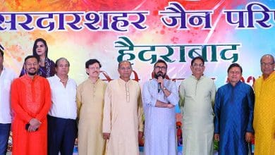 सरदारशहर जैन परिषद के होली मिलन समारोह में उपस्थित लोग और रंगारंग कार्यक्रम।