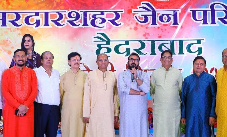 सरदारशहर जैन परिषद के होली मिलन समारोह में उपस्थित लोग और रंगारंग कार्यक्रम।