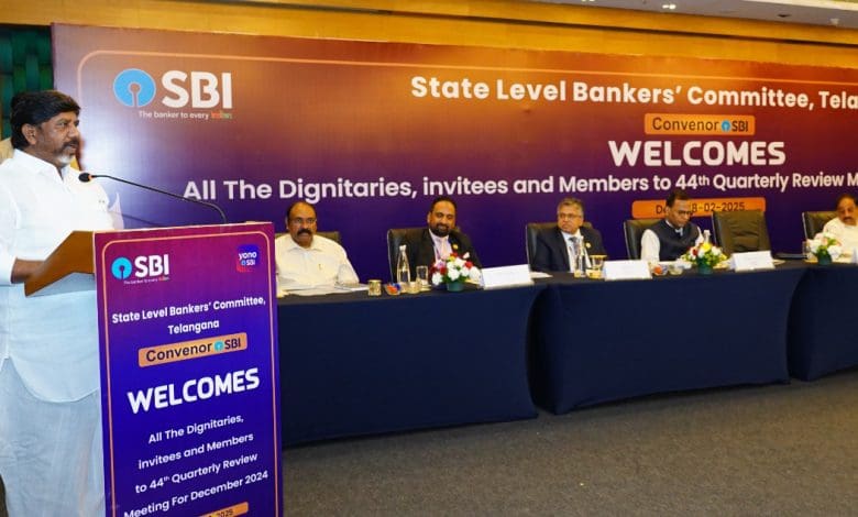 तेलंगाना में राज्य स्तरीय बैंकर्स समिति की तिमाही समीक्षा बैठक के दौरान अधिकारियों का एक समूह।
