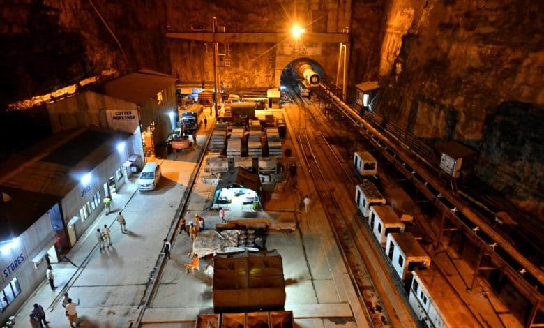 एसएलबीसी सुरंग हादसा, खोज अभियान, उगादी के दिन बचाव कार्य, 6 लोग फंसे, सुरंग में पानी और मिट्टी हटाने की प्रक्रिया।