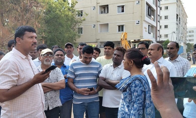 किस्मतपुर में बाधा हटाकर बनाई गई नई सीमेंट सड़क की तस्वीर।