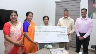 मुख्यमंत्री चंद्रबाबू नायडू को अन्ना कैंटीन के लिए चेक सौंपता नार्ने परिवार।