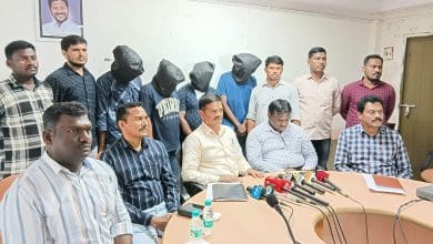 आबकारी पुलिस द्वारा जब्त किया गया 115 किलो गांजा और गिरफ्तार तस्कर।"