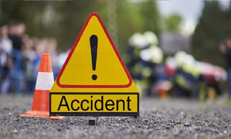 गच्चीबौली फ्लाईओवर पर आरटीसी बस की टक्कर से दसवीं कक्षा की छात्रा की मौत हो गई और उसका भाई घायल हो गया।