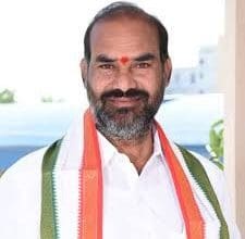 कांग्रेस नेता आदि श्रीनिवास ने केसीआर पर हमला किया।