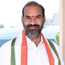 कांग्रेस नेता आदि श्रीनिवास ने केसीआर पर हमला किया।