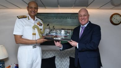 न्यूजीलैंड के प्रधानमंत्री क्रिस्टोफर लक्सन मुंबई में आईएनएस सूरत युद्धपोत का दौरा करते हुए, भारतीय नौसेना अधिकारियों के साथ चर्चा करते हुए।