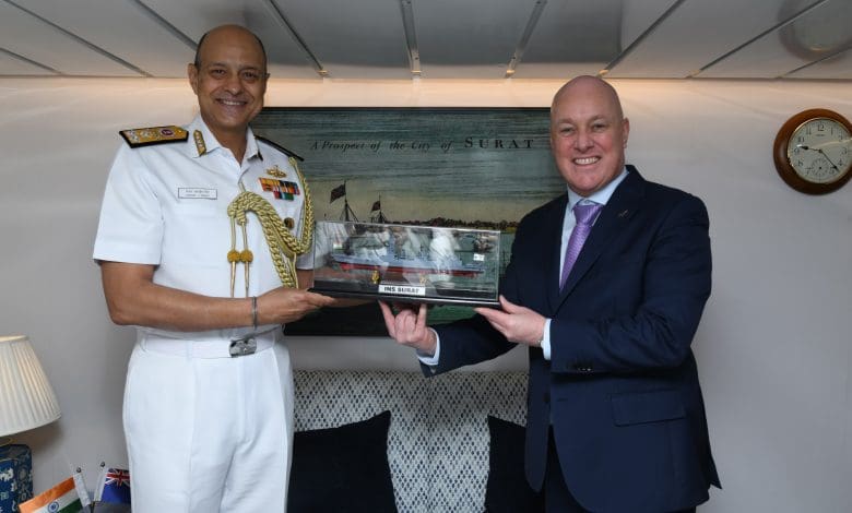 न्यूजीलैंड के प्रधानमंत्री क्रिस्टोफर लक्सन मुंबई में आईएनएस सूरत युद्धपोत का दौरा करते हुए, भारतीय नौसेना अधिकारियों के साथ चर्चा करते हुए।