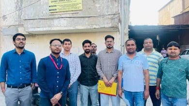 बीआईएस की टीम अमेज़न और फ्लिपकार्ट गोदामों में छापेमारी करती हुई।