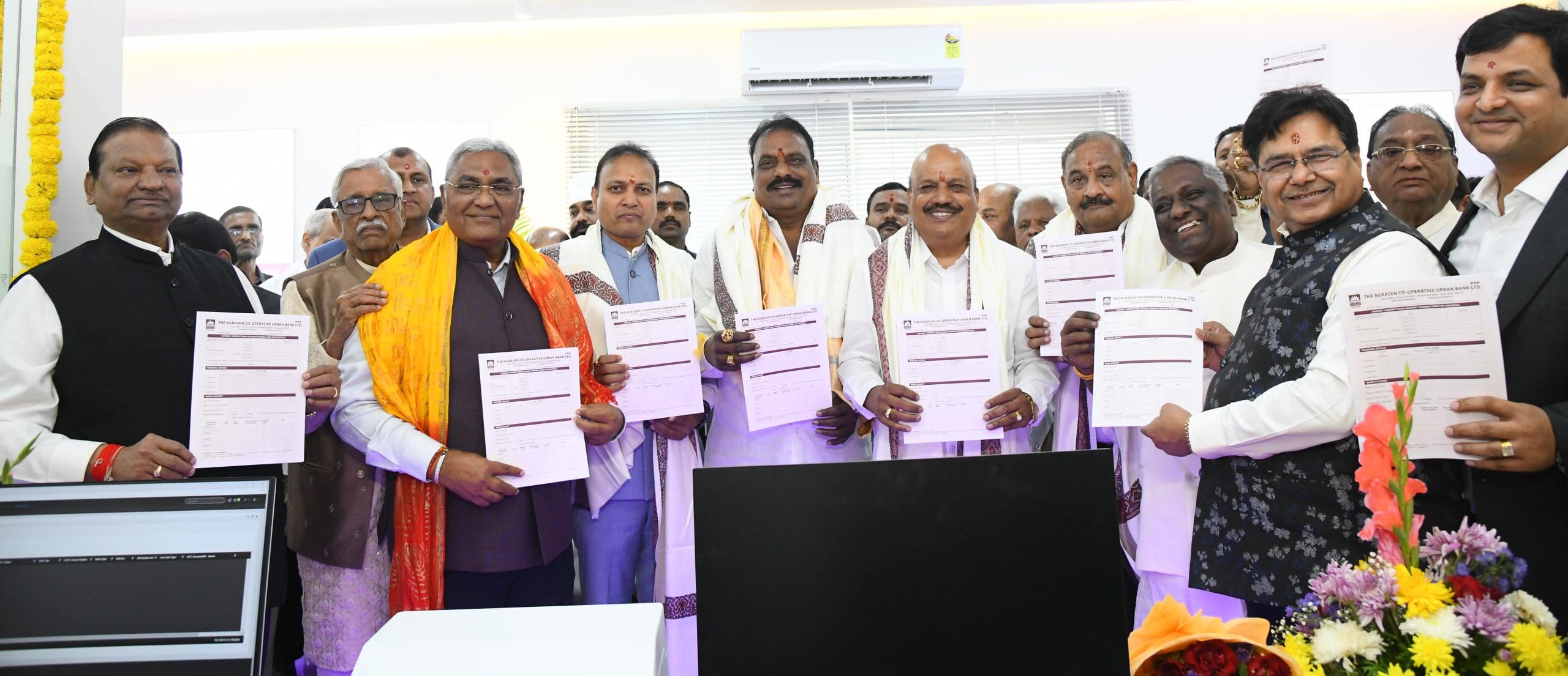 अग्रसेन बैंक अत्तापुर शाखा उद्घाटन समारोह में उपस्थित गणमान्य व्यक्ति।