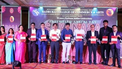 बद्रुका कॉलेज हीरक जयंती समारोह ‘सायोनारा’ में सांस्कृतिक नृत्य, अतिथियों के संबोधन और वार्षिक पत्रिका विमोचन का दृश्य।