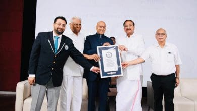 स्तन कैंसर जागरूकता कार्यक्रम में डॉ. रघु राम और गणमान्य व्यक्ति गिनीज वर्ल्ड रिकॉर्ड सम्मान प्राप्त करते हुए।